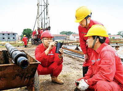 技術人員向作業人員講解新設備工藝原理